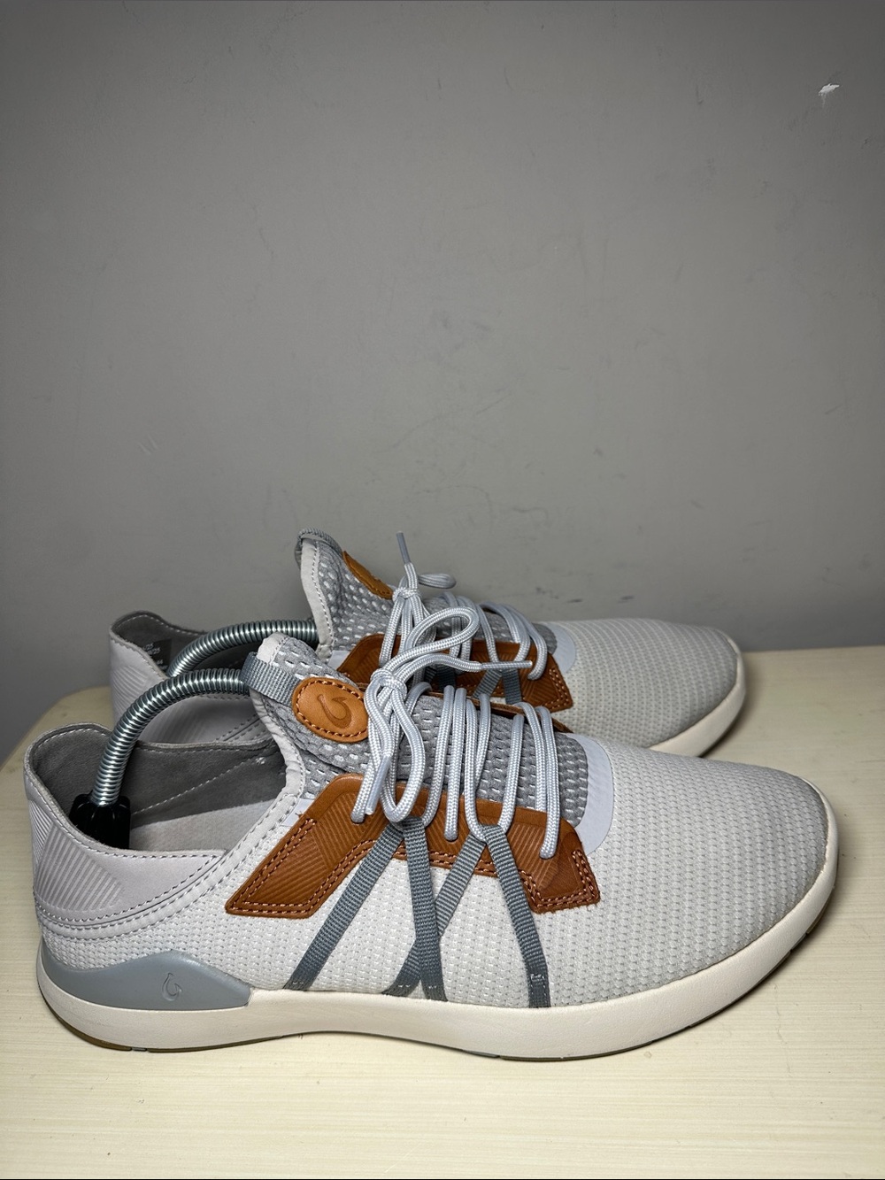 Olukai Men's Mío Li Lightweight mist Gray and Brown leather Casual Sneakers
